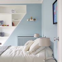 Modré steny v spálni s bielou posteľou