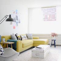 Svetlá obývacia izba v bielej farbe