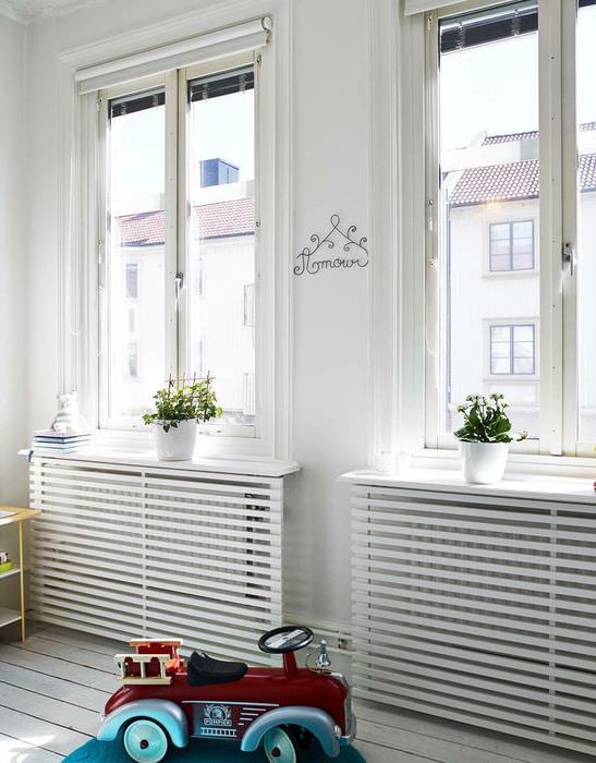 Dekorering af varme radiator med et gitter af skinner