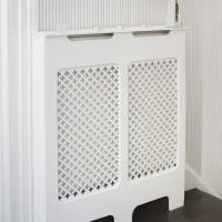 Hvid dekorativ skærm til radiator