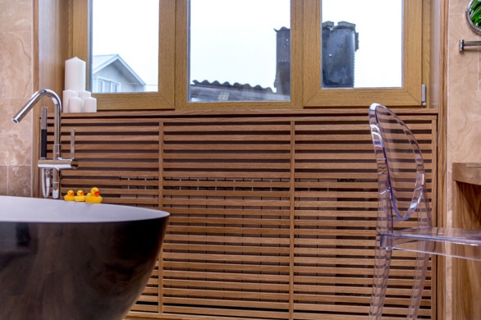Holzschirm-Heizkörperheizung im Badezimmer eines Privathauses