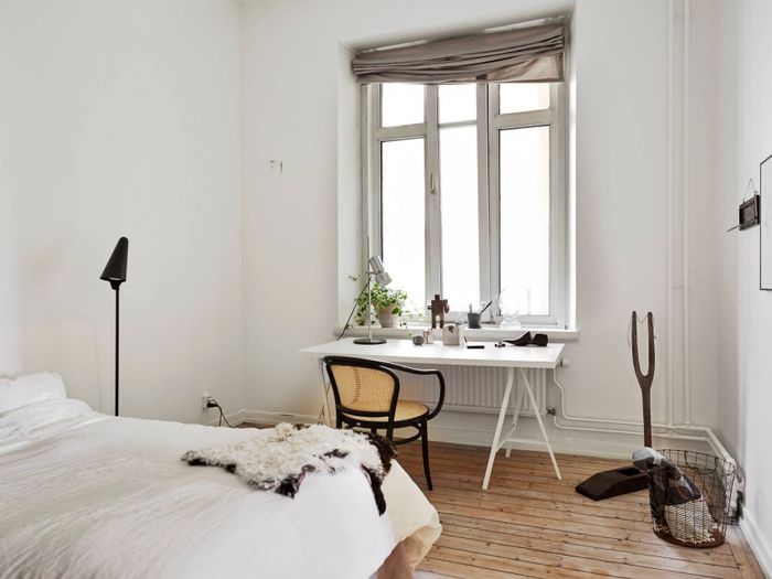 Weiße Heizungsrohre in einem Schlafzimmer im skandinavischen Stil