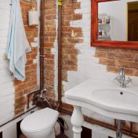 Kupferrohre in einem Badezimmer im Loft-Stil