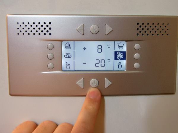 Pro většinu moderních chladniček je nejlepším ukazatelem -18-20 stupňů.