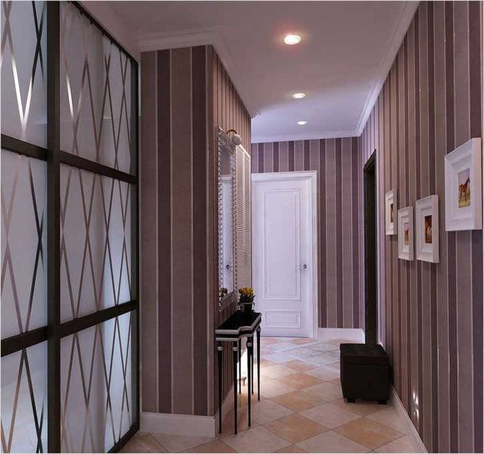 Alternativ för att kombinera tapeter i korridoren med ljusa dörrar