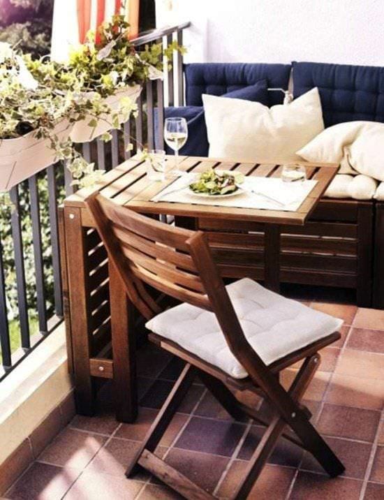 sammenleggbart bord på balkongen