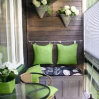 grön färg i utformningen av en liten balkong