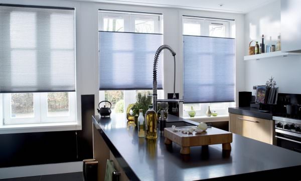 يمكن صنع الستائر لكل إطار نافذة فردي أو للنافذة بأكملها في وقت واحد.