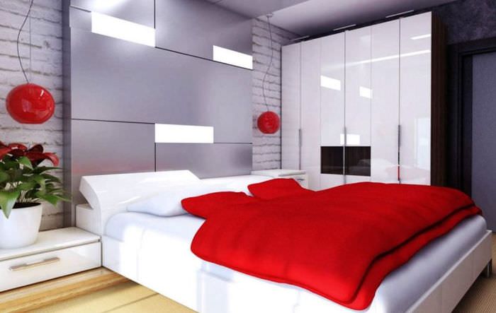Rødt sengetæppe på sengen i en moderne lejlighed
