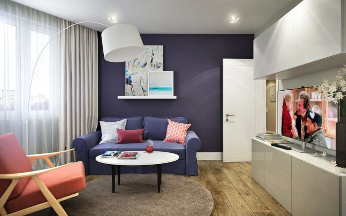 Design af en stue med en lille sofa i en 44t -serie lejlighedsvest