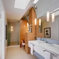 version af det lyse interiør på badeværelset i lejlighedsfotoet