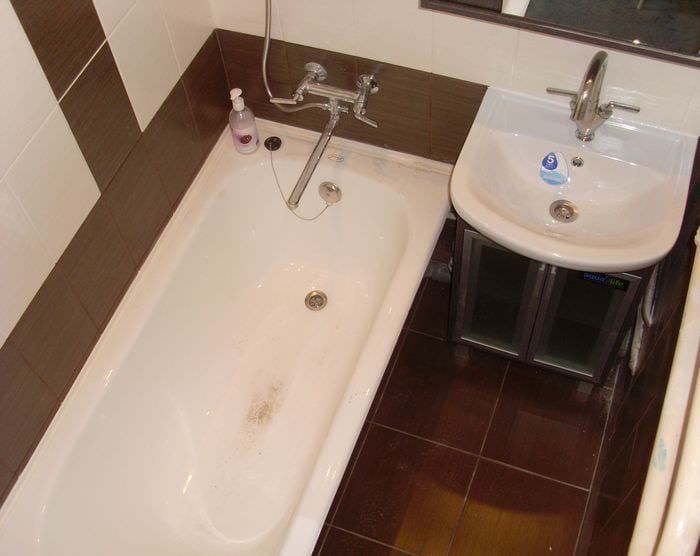 et eksempel på en lys stil på et badeværelse i Khrusjtjov