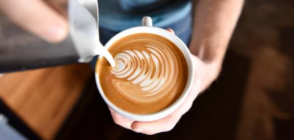 Vain kokenut barista tietää, kuinka monia vivahteita ja salaisuuksia on piilotettu yksinkertaisen kupin suosikkijuomasi valmistukseen.