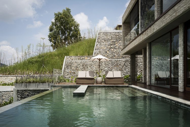 Swimmingpool terrasse solsenge hus