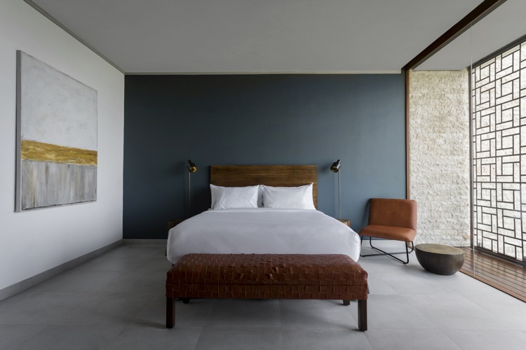 Soveværelse antracit væg farve træ seng sengegavl læder bænk lænestol