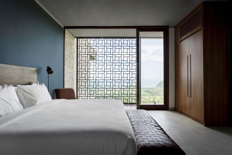 Soveværelse blå-grå væg farve indbygget garderobe træ