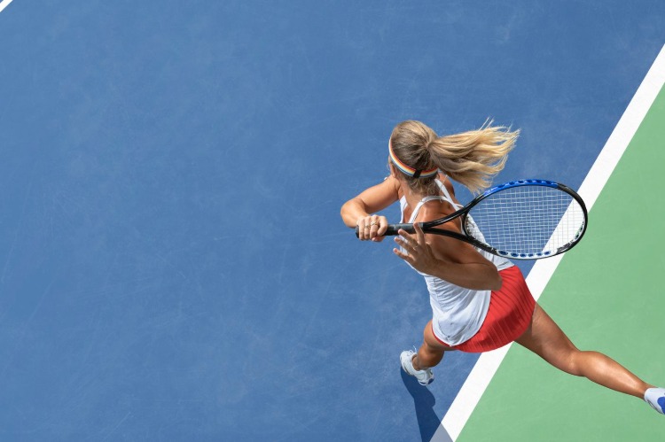 tennisring med tennisracket på banen intens spil kan forbrænde kalorier