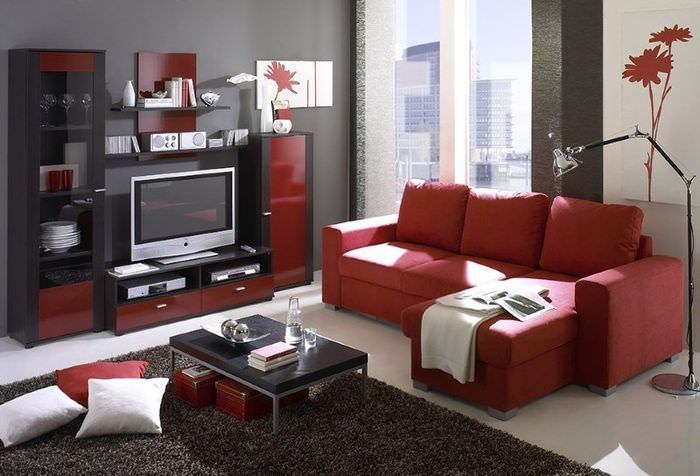 Röda möbler i det inre av rummet i modern stil