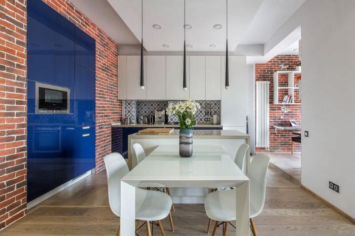 Tegelvägg i designen av det moderna köket-vardagsrummet