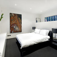 Schwarzes Bett im Studio-Apartment