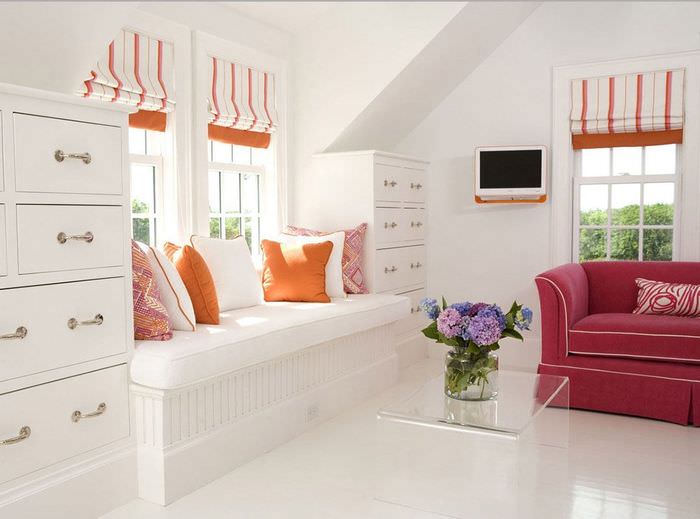 Ljust vardagsrum med en soffa vid fönstret i modern stil