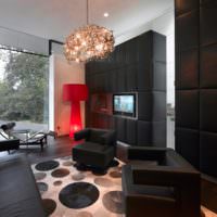Röd golvlampa och svarta möbler