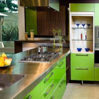 Bänkskiva i rostfritt stål och gröna köksfronter