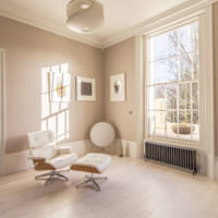 Interiör i stil med minimalism i vardagsrummet i ett lanthus