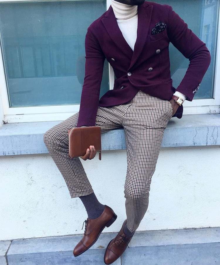 stilfulde brune oxford sko med burgunder -lilla blazer og ternede bukser og coltrøje til mænd