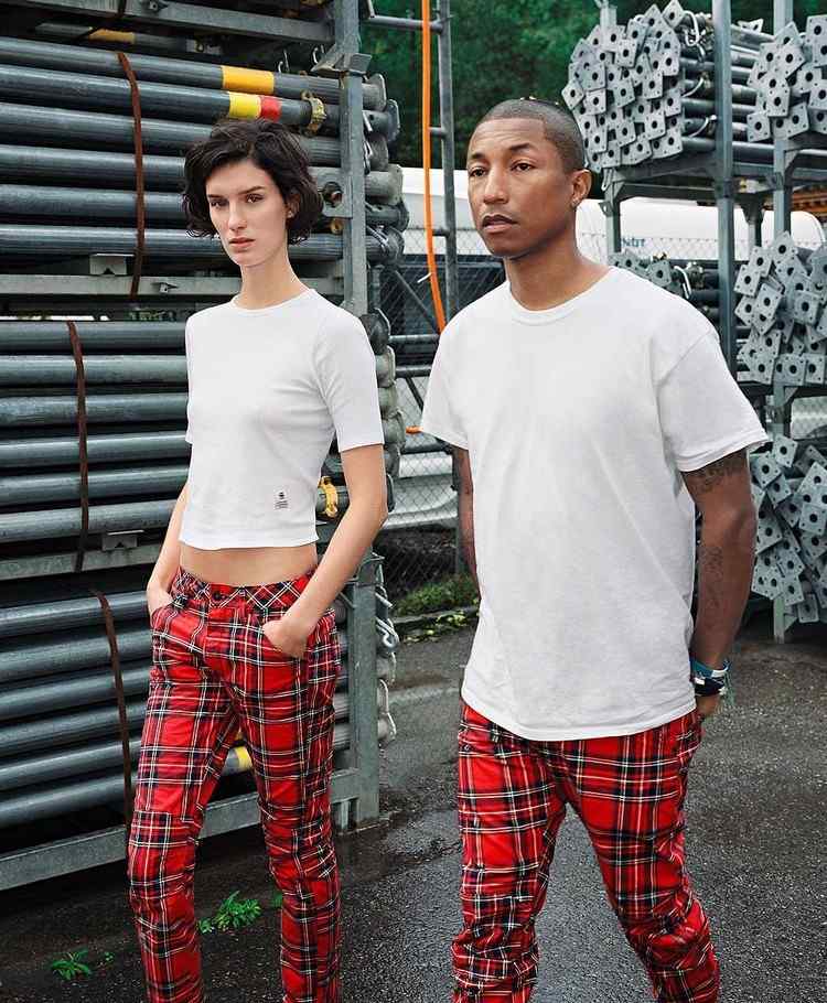 pharell med hvid t -shirt og tartan -ternede bukser