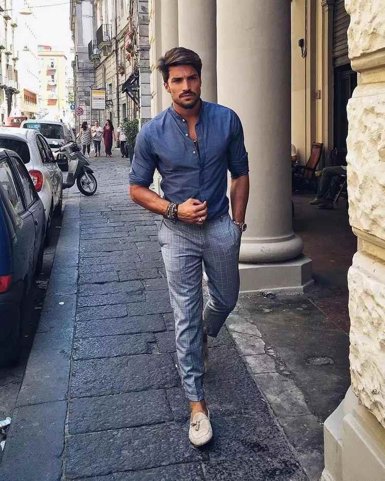 italiensk elegant stil med grå ternede bukser og denim skjorte mocassin sommer outfit