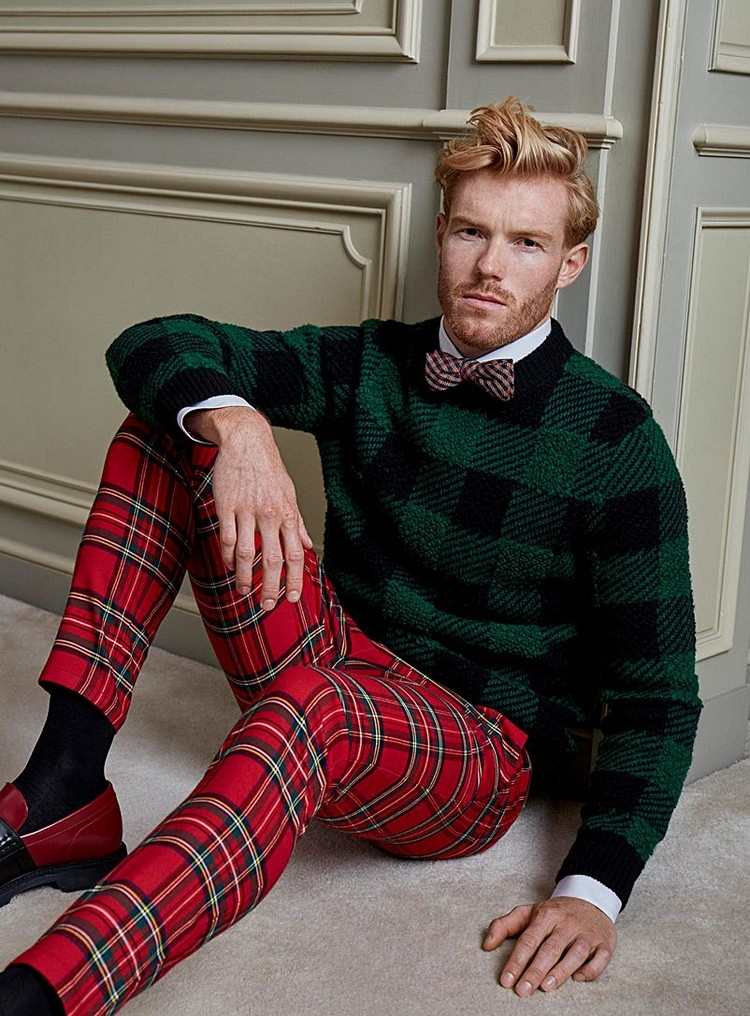 royal tartan bukser stram med grøn plaid sweater og sløjfe kombination