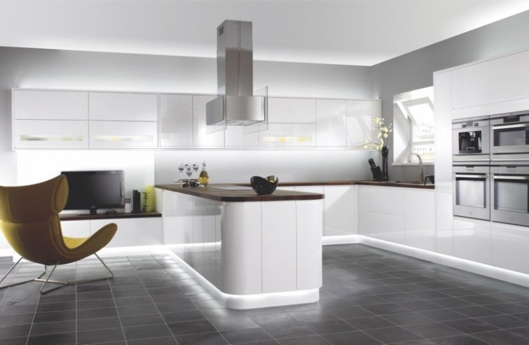 farver ideer højglans moderne køkkenø indirekte belysning grå fliser