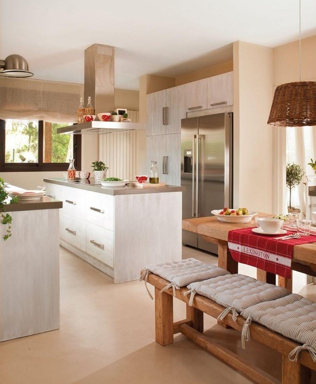 køkken farver ideer hvidt-køkken række-væg maling-magnolia-abrikos-land hus-flair