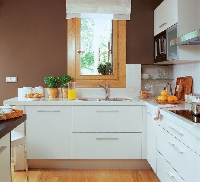 køkken farver ideer chokoladebrun-trægulv-vinduesrammer-hvide-køkkenmøbler