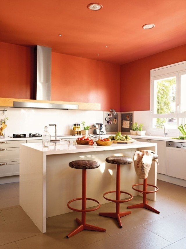 køkken-farver-ideer-hvidt-køkken-møbler-orange-terracotta-mursten-rødt loft