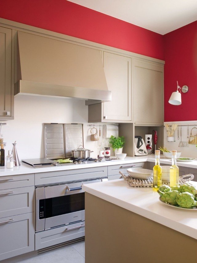 køkken-farve-ideer-rød-lysegrå-beige-skab-fronter-hvid-stænkbeskyttelse