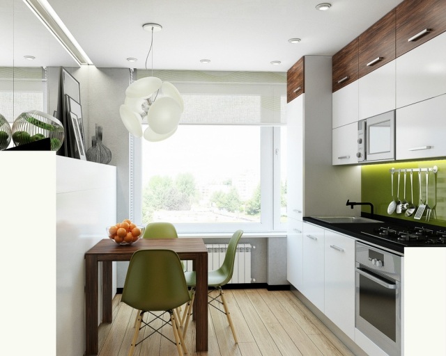 lille-køkken-hvid-stænk-beskyttelse-glas-grøn-væg-maling-grå