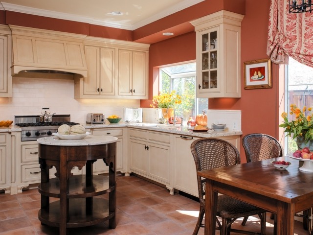 køkken-land-hus-toscana-stil-fløde-møbler-væg-farve-orange-terracotta
