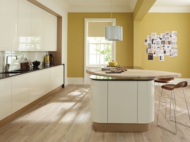 væg farve-højglans-hvid-køkken-okker-gul-ø-spisebord