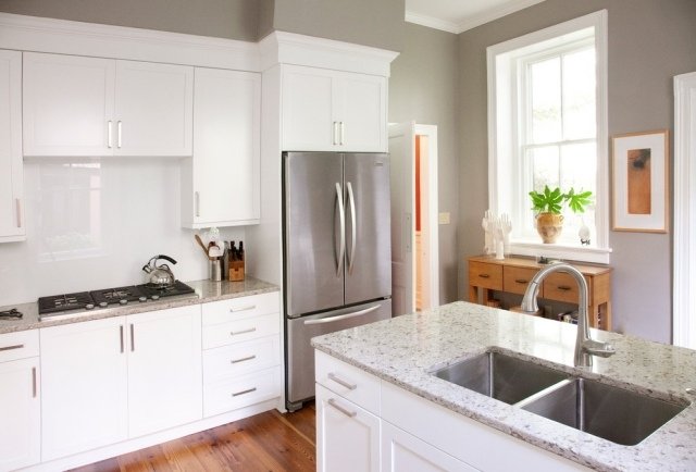 hvid-køkken-granit-bordplader-væg-maling-lys grå