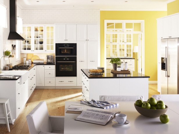 hvid-køkken-møbler-væg-maling-gul-bordplader-sort