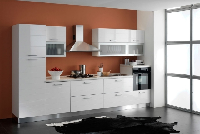 hvid-køkken-væg-farve-orange-grå-gulve