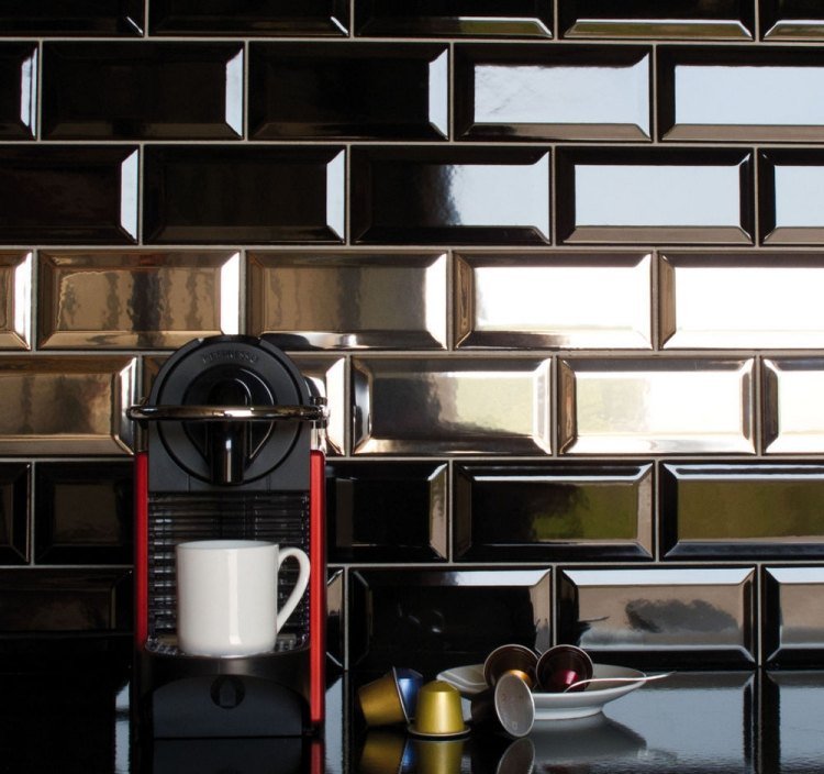 køkken-bagvæg-mosaik-fliser-sort-elegant-skinnende-rektangulær-ædel