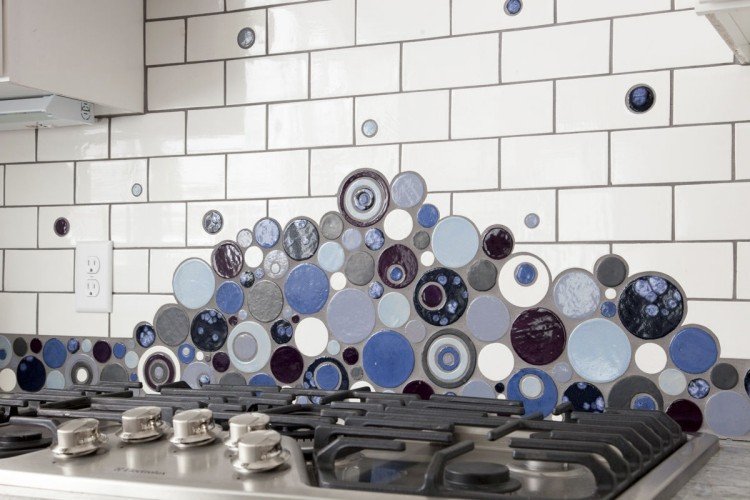 køkken-bagvæg-mosaik-fliser-hvid-blå-accenter-cirkler-håndlavet-autentisk-gaskomfur