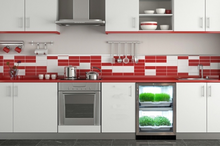 køkkenhave flisebelagt spejl røde hvide fliser moderne skabe