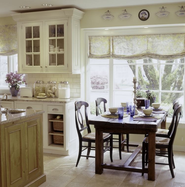 Kagegardiner-design-køkken-spisebord-massivt træ-køkkenskab-stofskodder-vintage-dekoration