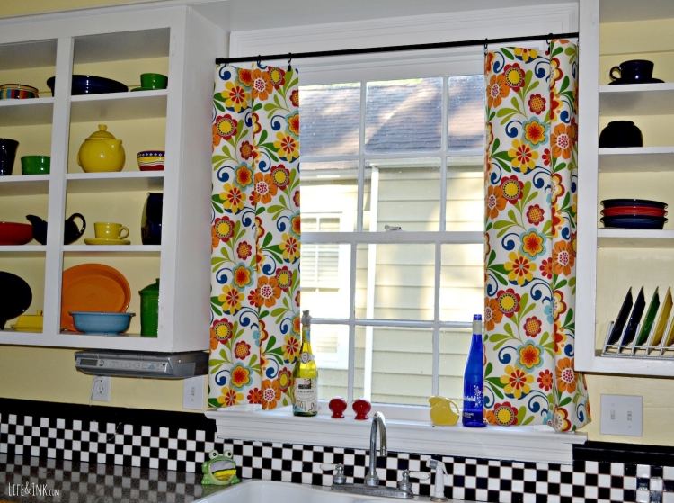 køkken-gardin-design-farverigt-mønster-tilbage væg-flisebelagt-sort-hvid