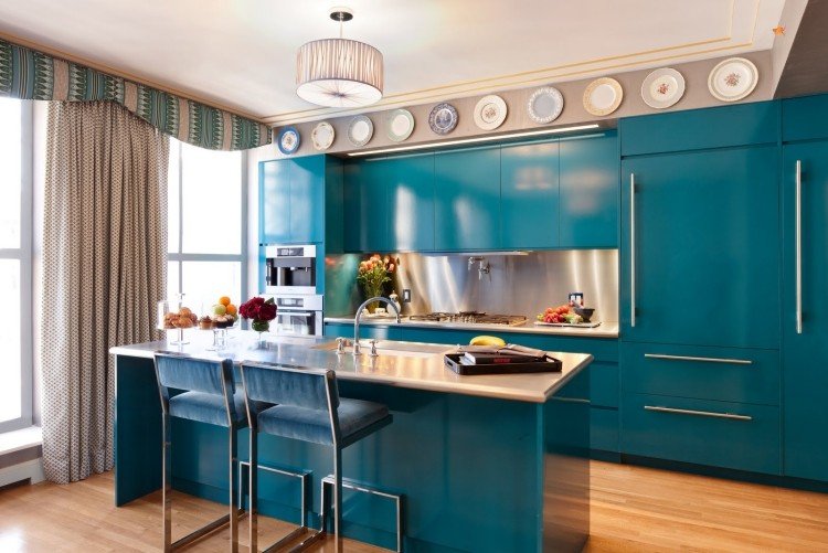 moderne-køkken-design-aqua-farvede-fronter-gardiner-gulv-længde-mønstret