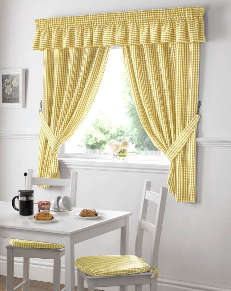 køkken-gardin-design-gul-klassisk-ternet-møblering-ideer